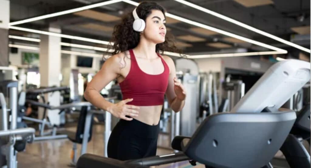 Pretty latin young woman going on a run at the gym
